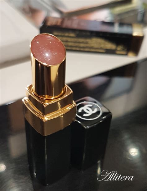 Помада со свойствами Chanel Rouge Coco Shine в оттенке 54 .